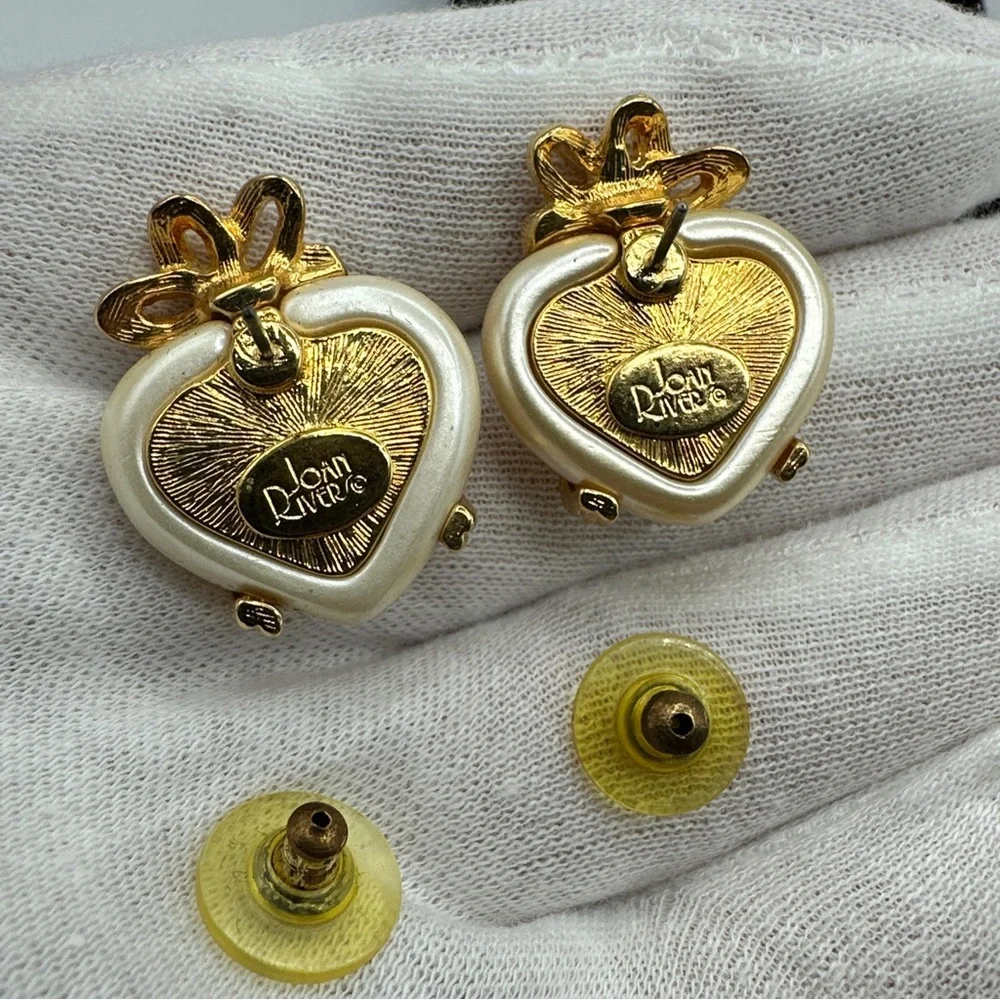 Vintage Joan Rivers Captured‎ Faux Pearl Heart Gold Tone Pierced Earrings 1”#516